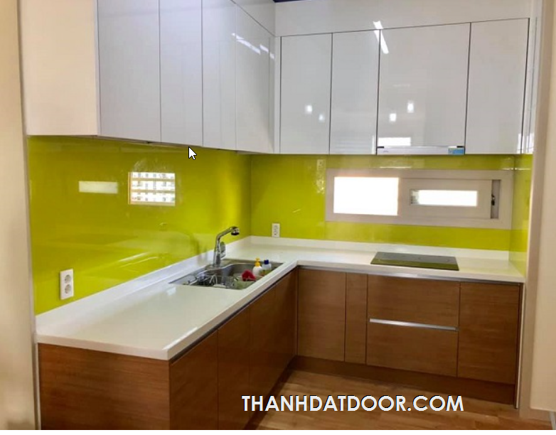 kính màu ốp bếp