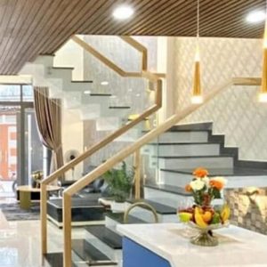 Cầu thang kính 12 ly bắt ốc bên hông tay vịn 60×60 vuông gỗ đỏ