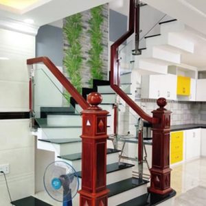 Cầu thang kính 10 ly bắt ốc bên hông tay vịn 70×70 vuông camse