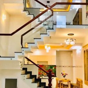 Cầu thang kính 12 ly bắt ốc bên hông tay vịn 60×60 vuông camse