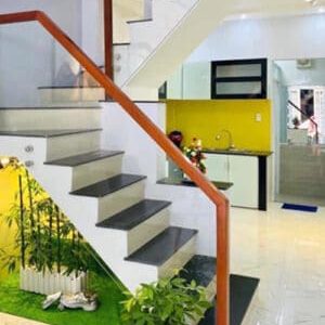 Cầu thang kính 12 ly bắt ốc bên hông tay vịn 70×70 vuông gỗ đỏ