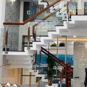 Cầu thang kính 8 ly bắt ốc bên hông tay vịn 70×70 vuông camse