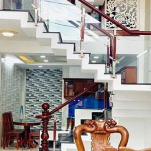 Cầu thang kính 8 ly trụ bên hông tay vịn 60×80 hạt xoài gỗ camse