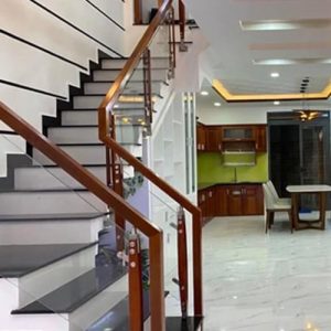 Cầu thang kính 8 ly trụ bên hông tay vịn 70×70 gỗ camse