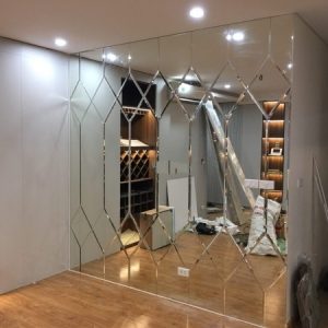Kính trang trí phòng khách ốp tường