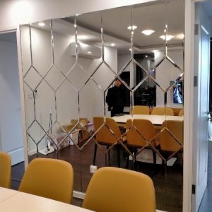 Kính trang trí phòng khách