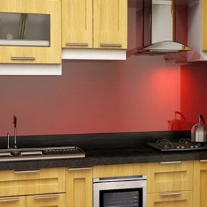 Kính ốp bếp đẹp màu đỏ rực