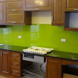 Kính ốp bếp đẹp màu xanh non