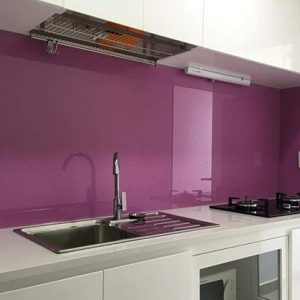 Kính ốp bếp đẹp màu tím thủy chung