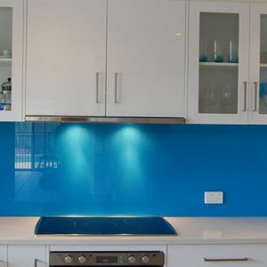 Kính ốp bếp đẹp xanh đại dương