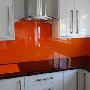 Kính ốp bếp đẹp màu đỏ cam