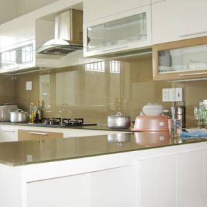 kính ốp bếp đẹp màu kem sữa