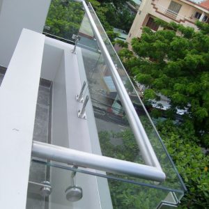 Lan can kính có tay vịn