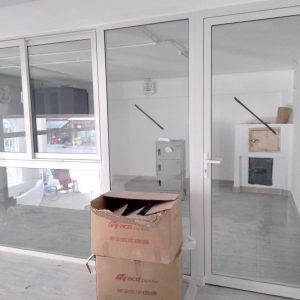 Vách ngăn kính văn phòng